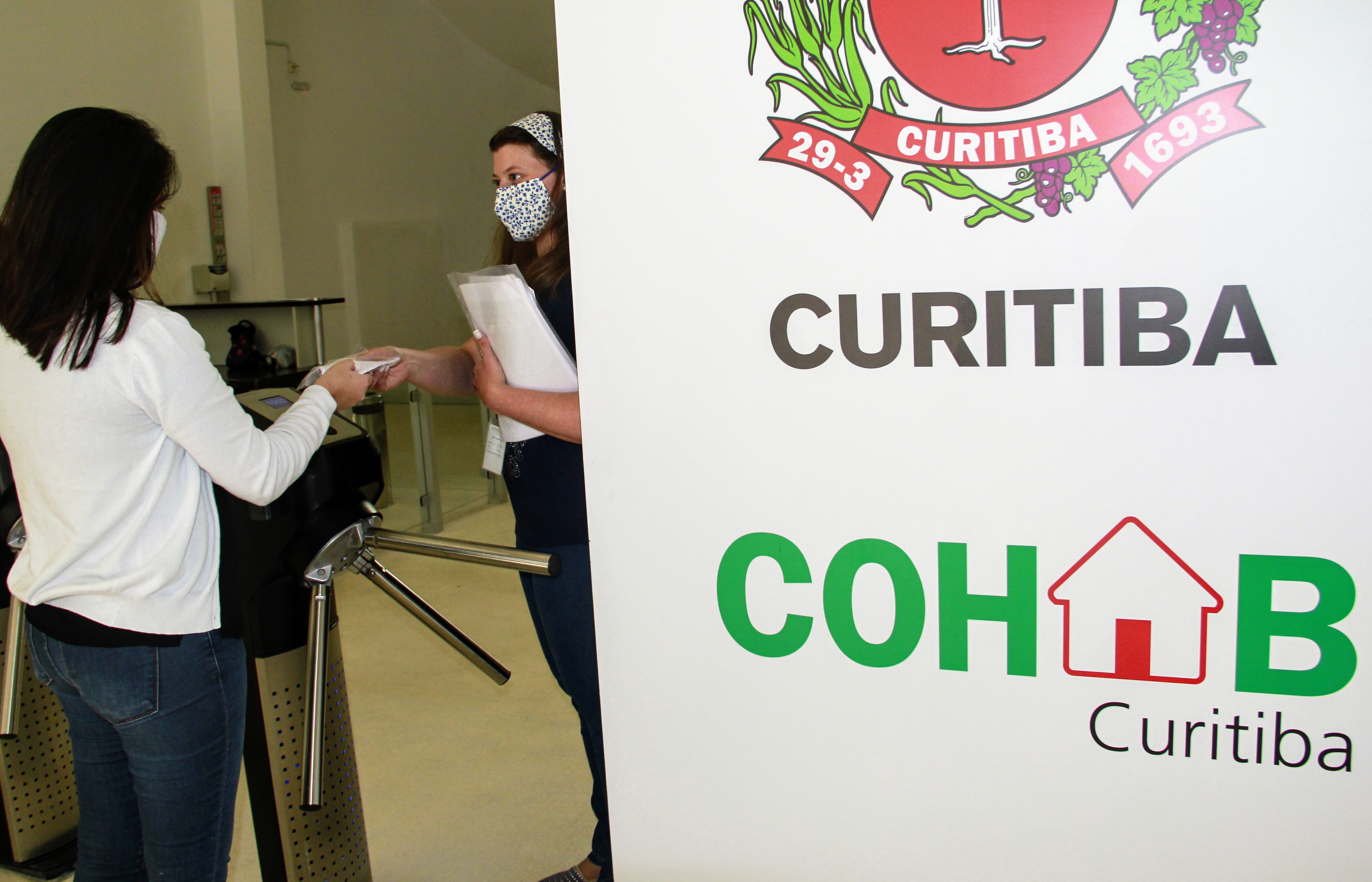 Com nome sujo, Cohab de Curitiba não pode firmar escrituras. 150 processos estão parados