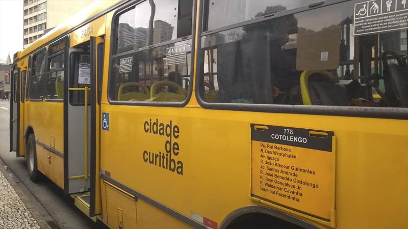 18 linhas de ônibus deixam de aceitar dinheiro; pagamento será com cartão-transporte
