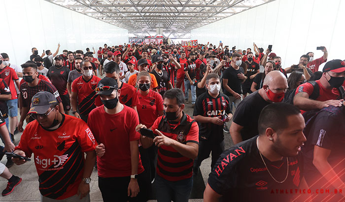 Do plenário para a arquibancada: deputados pedem autorização para ir a jogo do Athletico no Uruguai