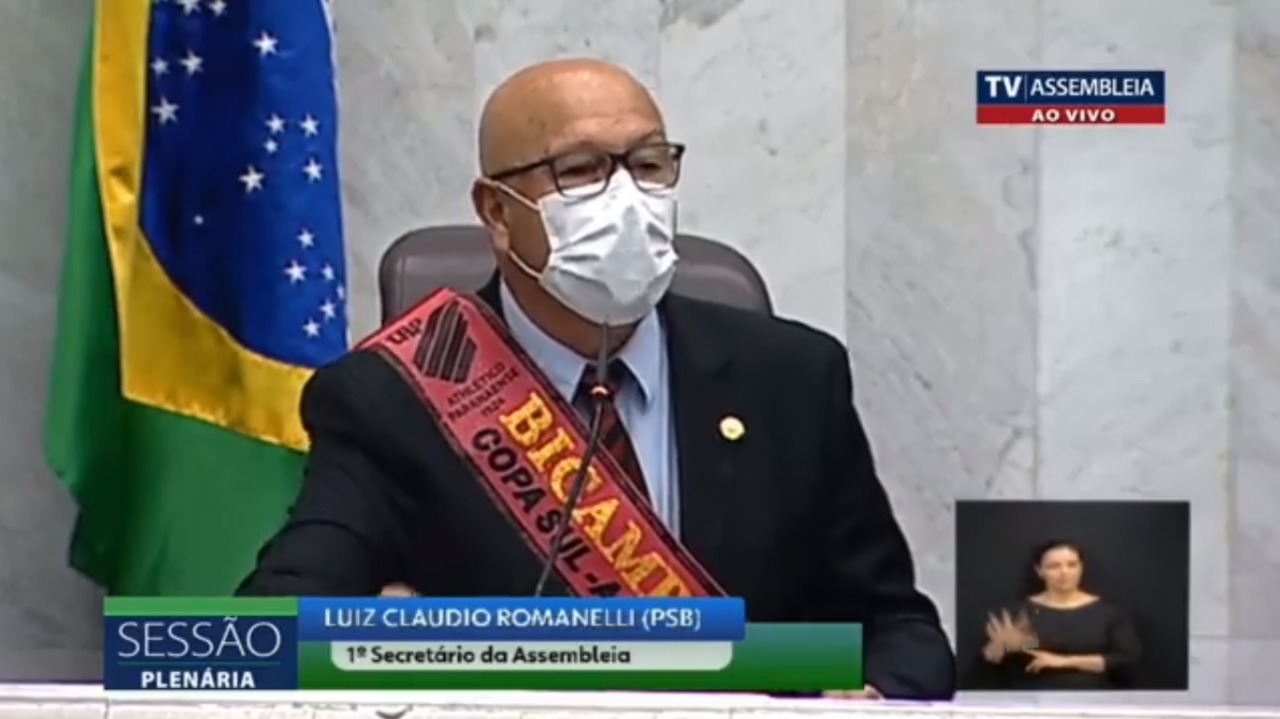 Deputado athleticano usa faixa de campeão e deixa colega coxa pistola. Assista