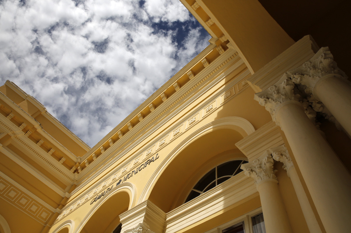 Por que a sociedade está revoltada como uma “respeitosa casa de leis de Curitiba”