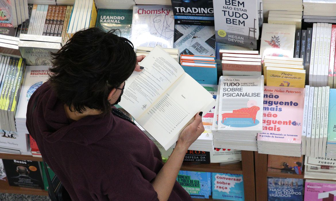 Seis autores paranaenses avançam à finalíssima do Prêmio Jabuti