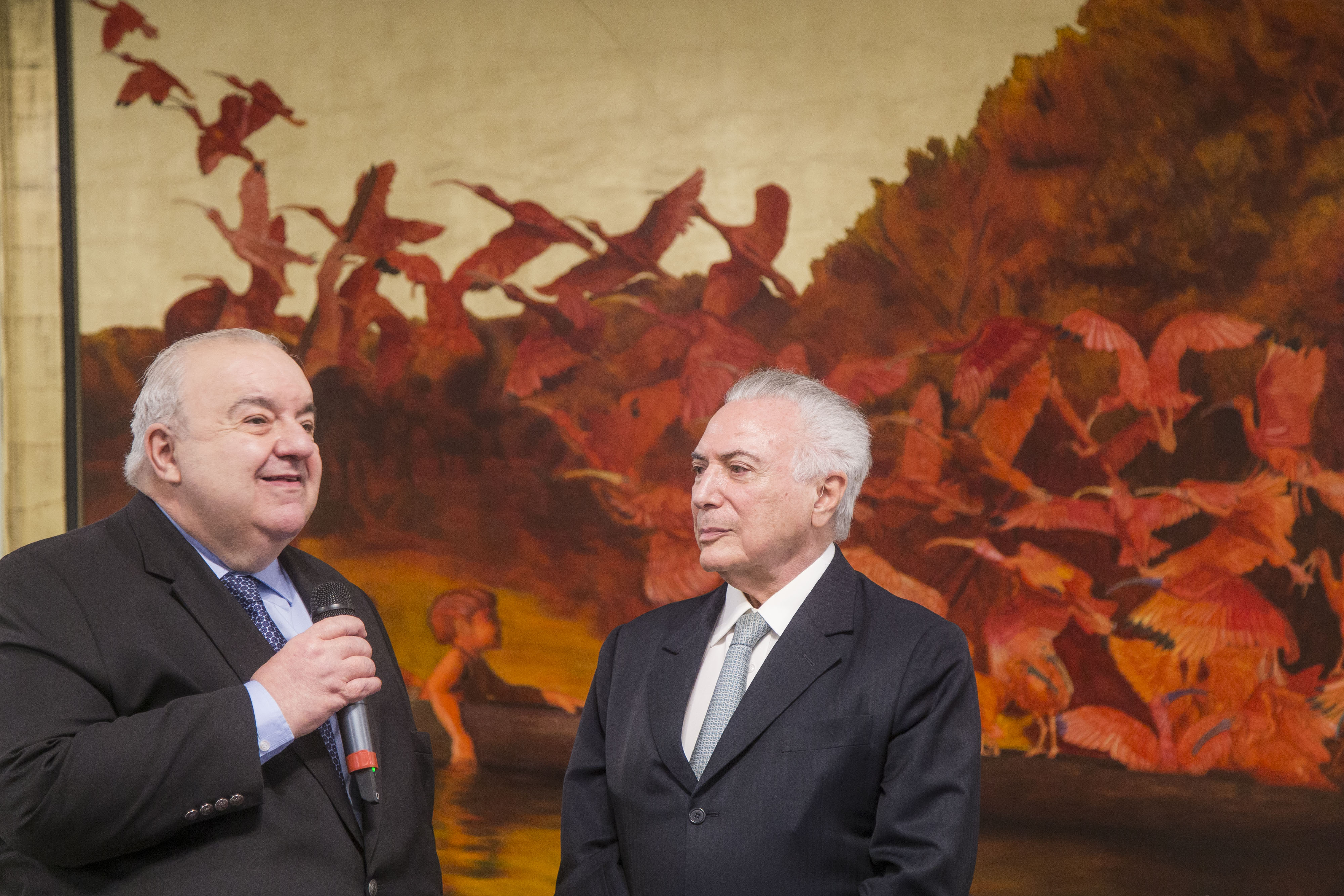 Depois de homenagear Doria, Greca dá maior condecoração municipal a Temer