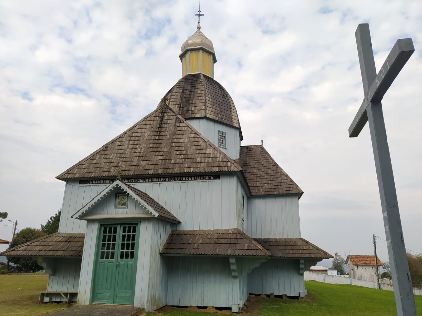 Igreja centenária tombada sofre com goteiras e fachada apodrecendo no interior do PR