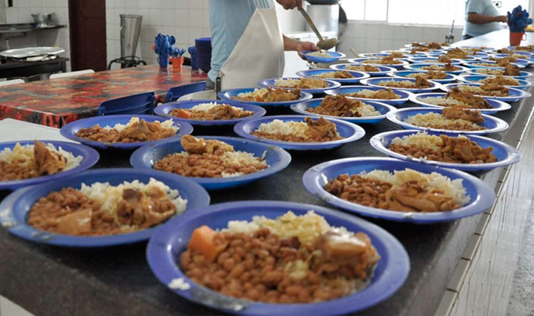 Fraudes e osso em vez de carne: merenda terceirizada já foi investigada em pelo menos 14 estados