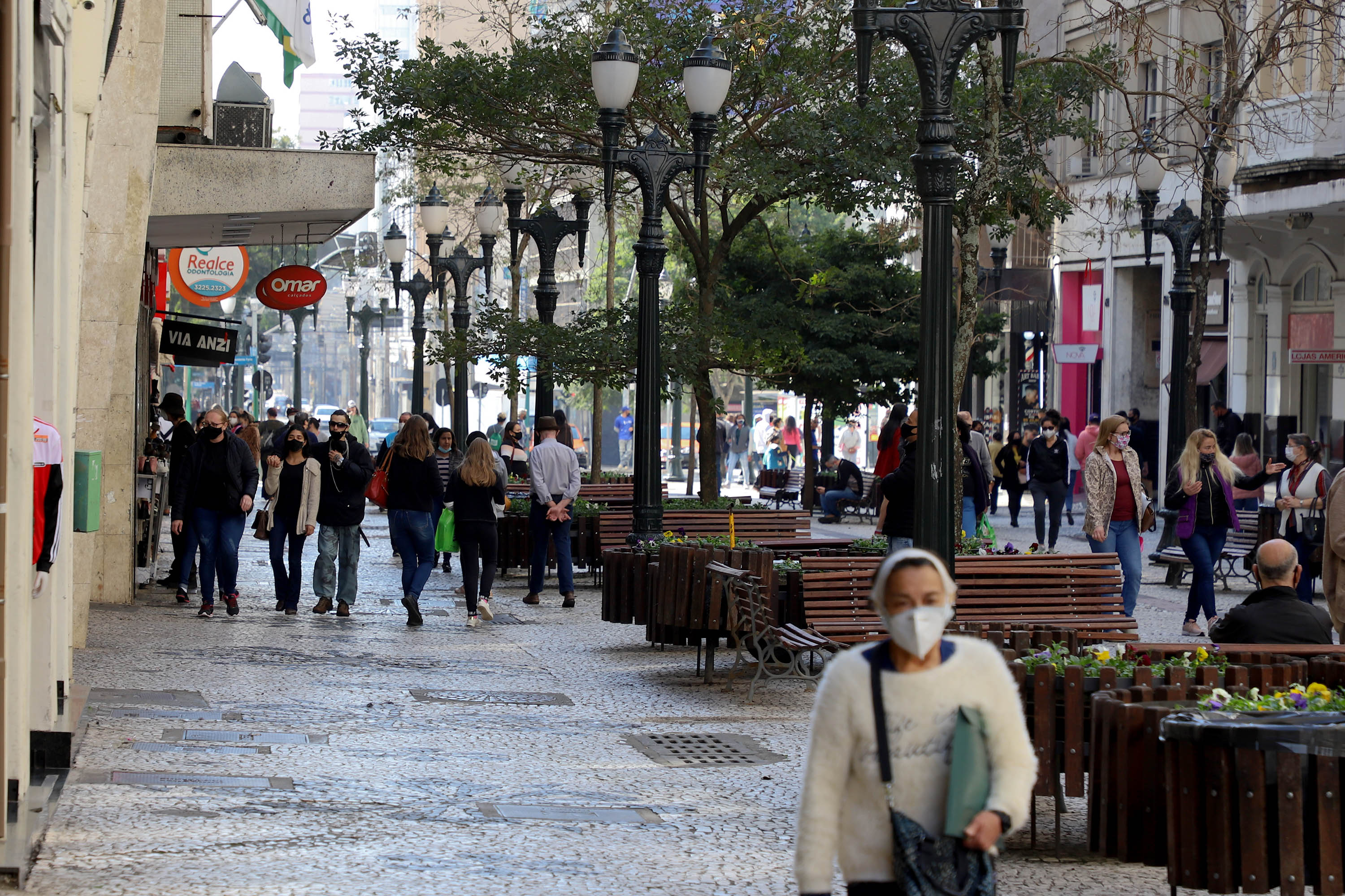 Casos de covid-19 recuam em Curitiba, mas ainda não superam “alívio” do ano passado
