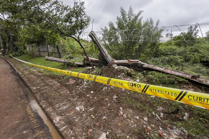 Após temporal, muro desaba e prédio tem garagem e elevadores alagados no Cabral. Veja vídeos