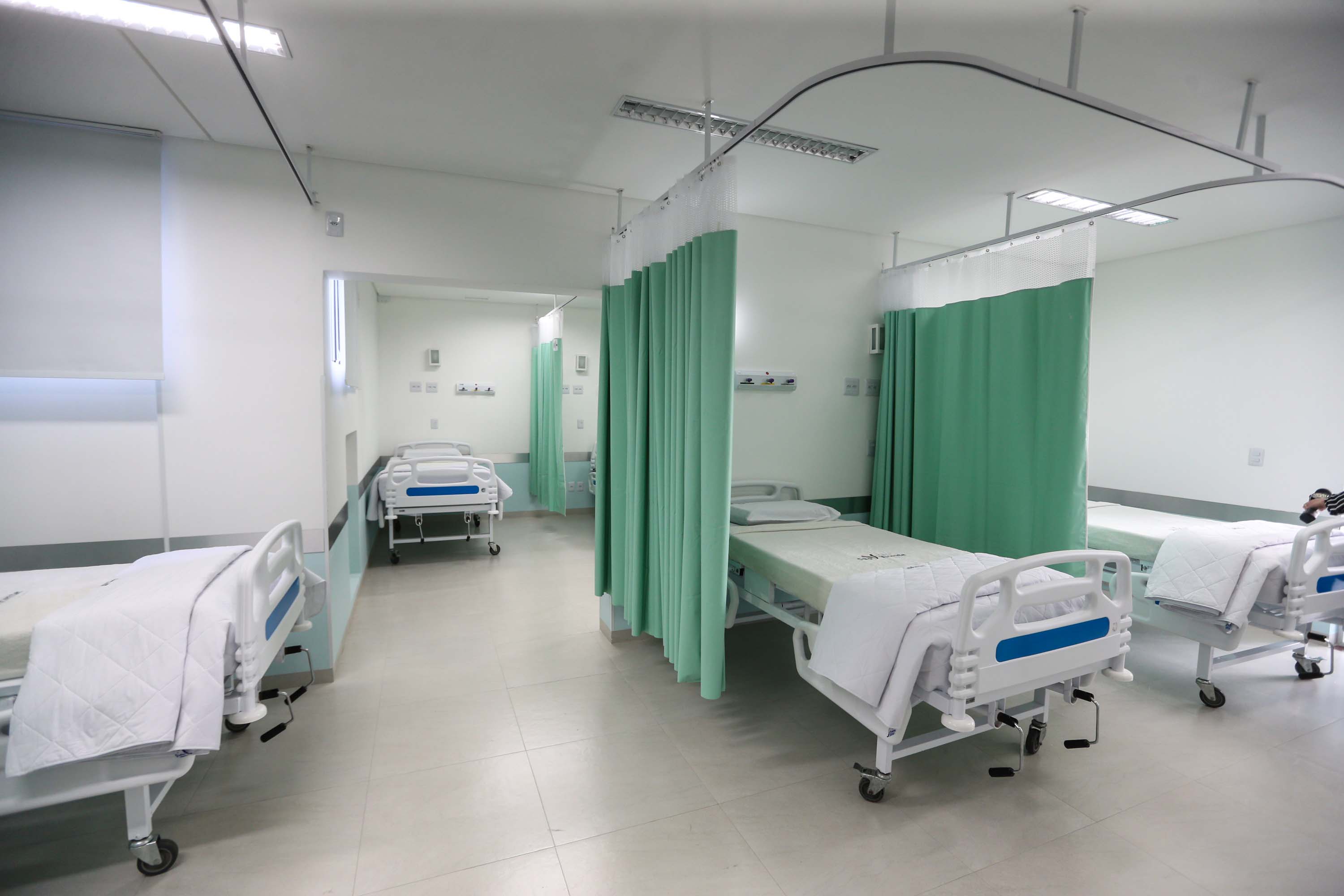 Registros de casos aumentam e Paraná reativa 310 leitos para atendimento a Covid e H3N2