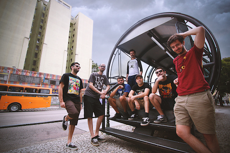 Banda curitibana de ska e pop-punk faz um som divertido e explosivo