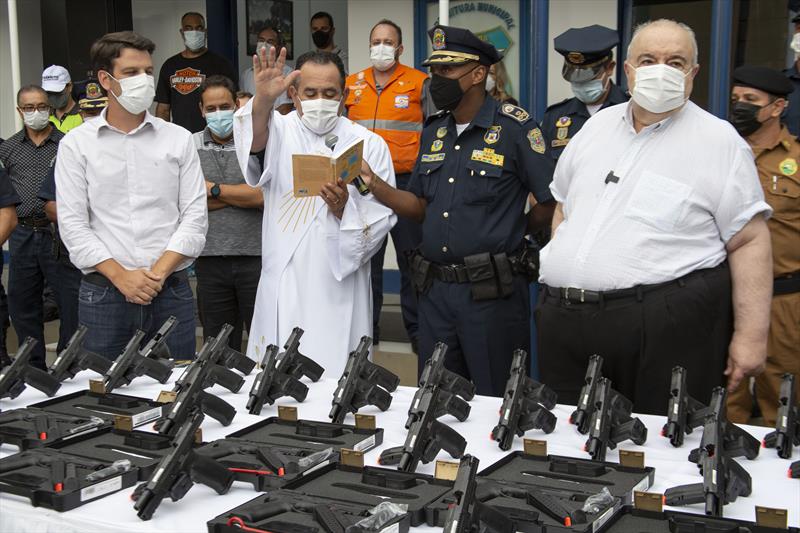 “Bênção de armas”: foto de ritual com pistolas repercute e prefeitura tira imagem do ar