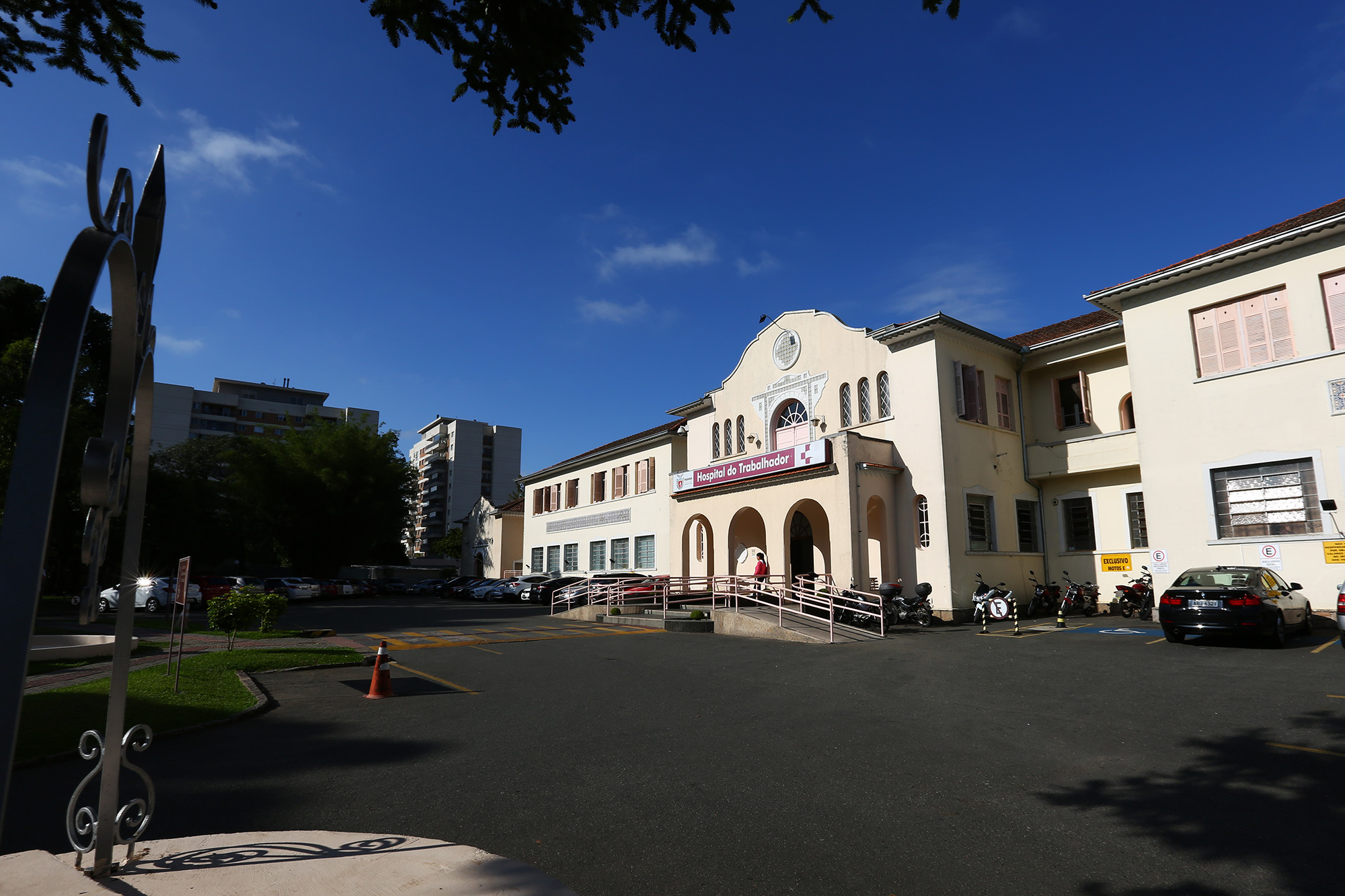 Hospital do Trabalhador reabre PS após alagamento