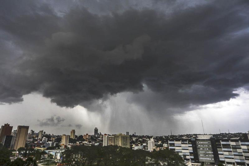 Frente fria encerra calor e pode causar estragos em Curitiba e região