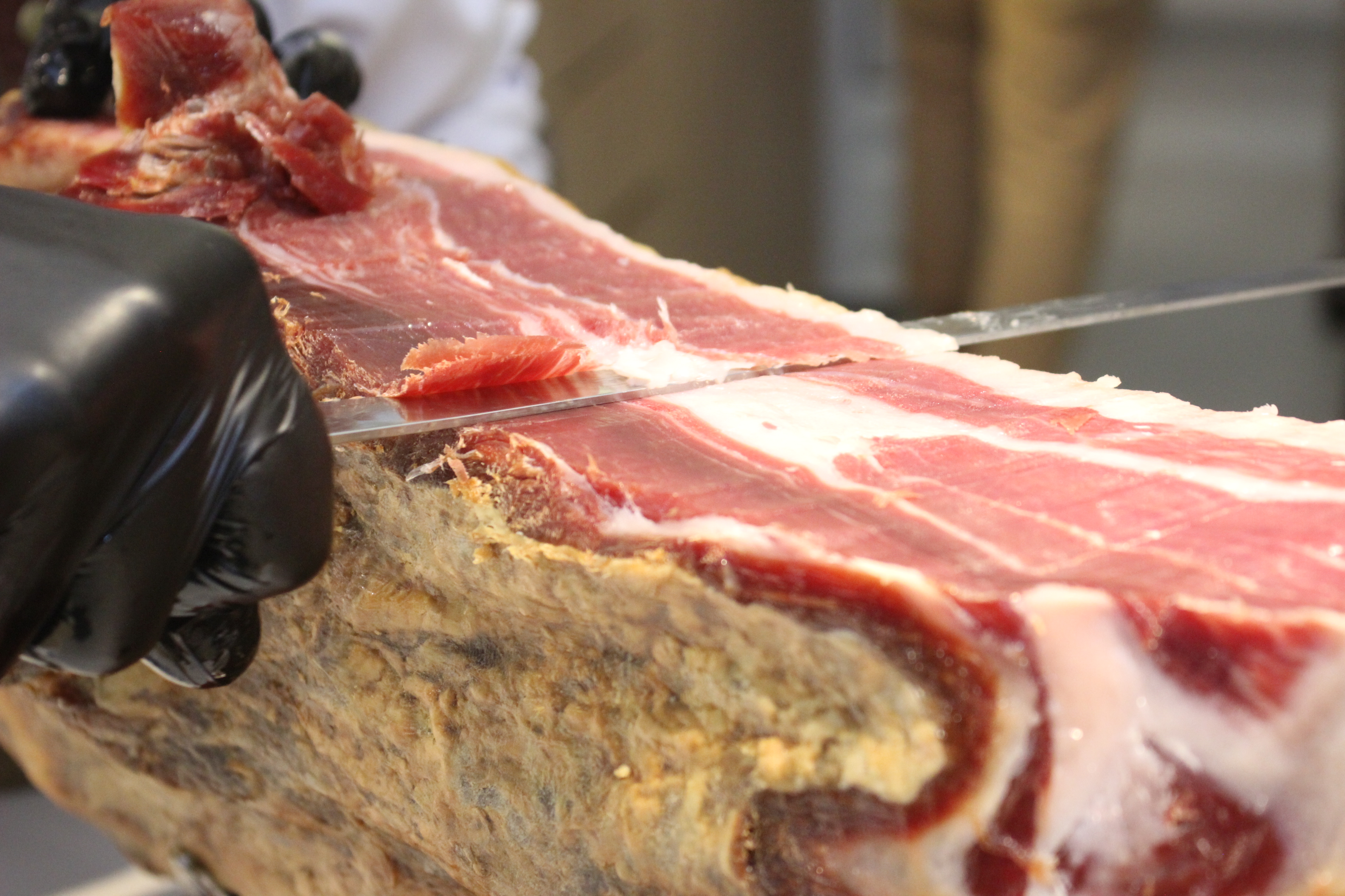 Queijo raclette e premiado jamón espanhol são destaque em novo restaurante com menu para toda hora