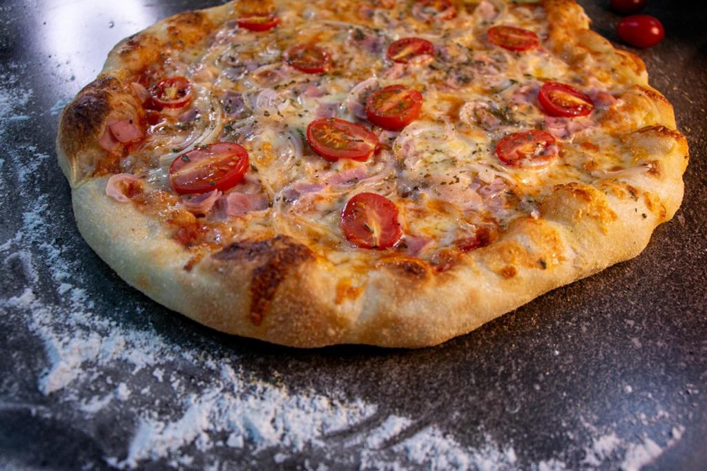 Pizzaiolo italiano alia qualidade e praticidade em linha de pizzas congeladas de longa fermentação
