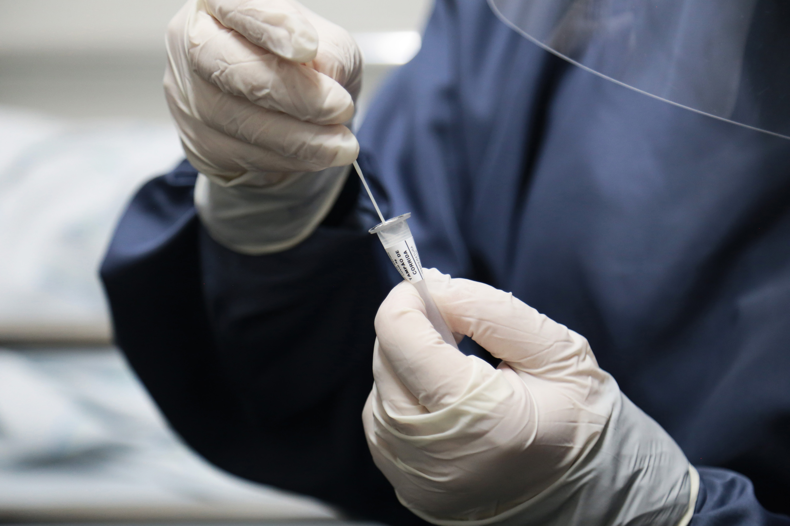 Com casos de Covid e gripe em disparada, Curitiba faz compra emergencial de testes duplos