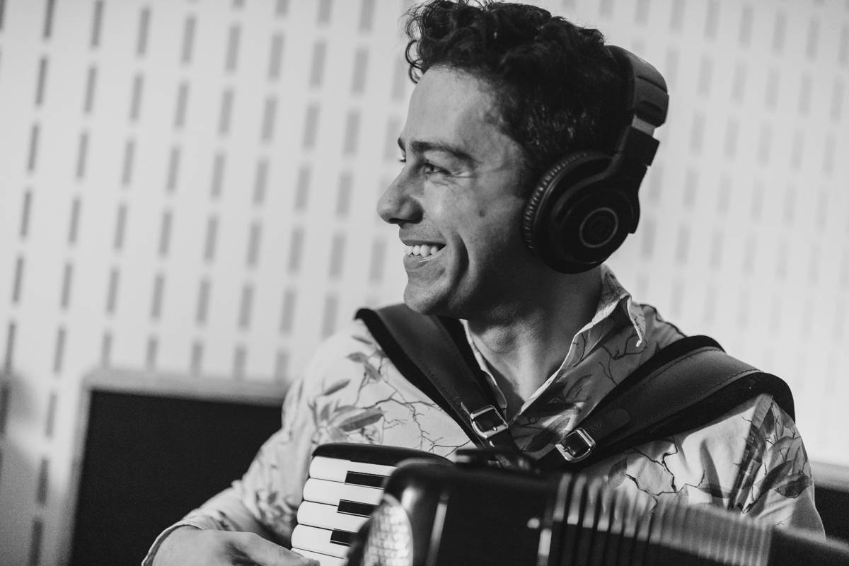 Acordeonista André Ribas transita por gêneros inusitados como jazz e choro em espetáculo gratuito