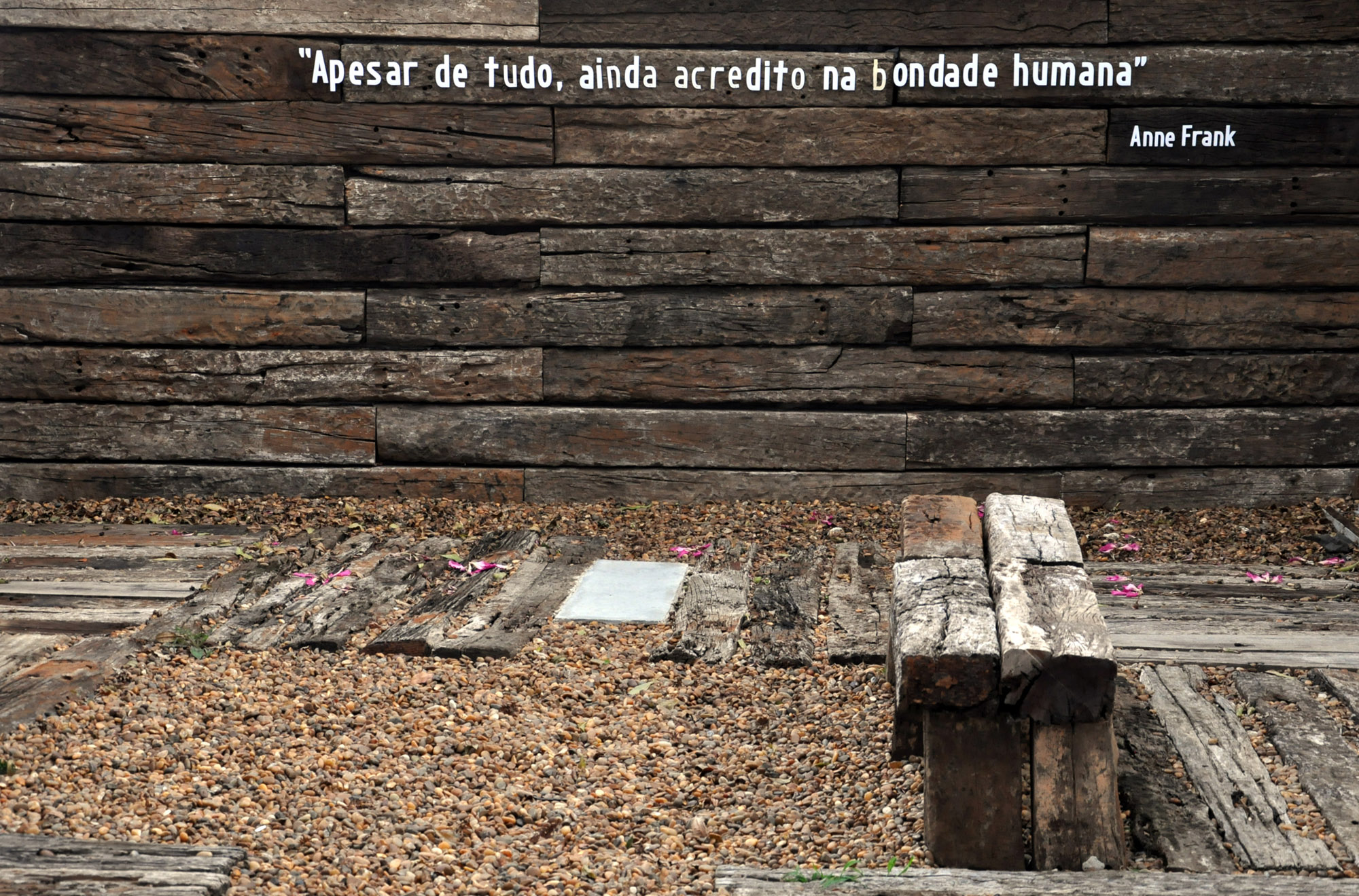 Depois do cancelamento, Monark visita Museu do Holocausto em Curitiba