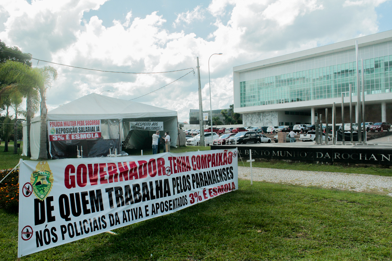 Policiais militares fazem vigília em frente ao Palácio do Iguaçu para cobrar reestruturação salarial