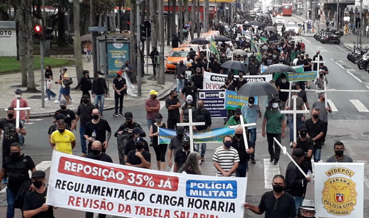 Após pressão de PMs e bombeiros, governo estuda reestruturação salarial