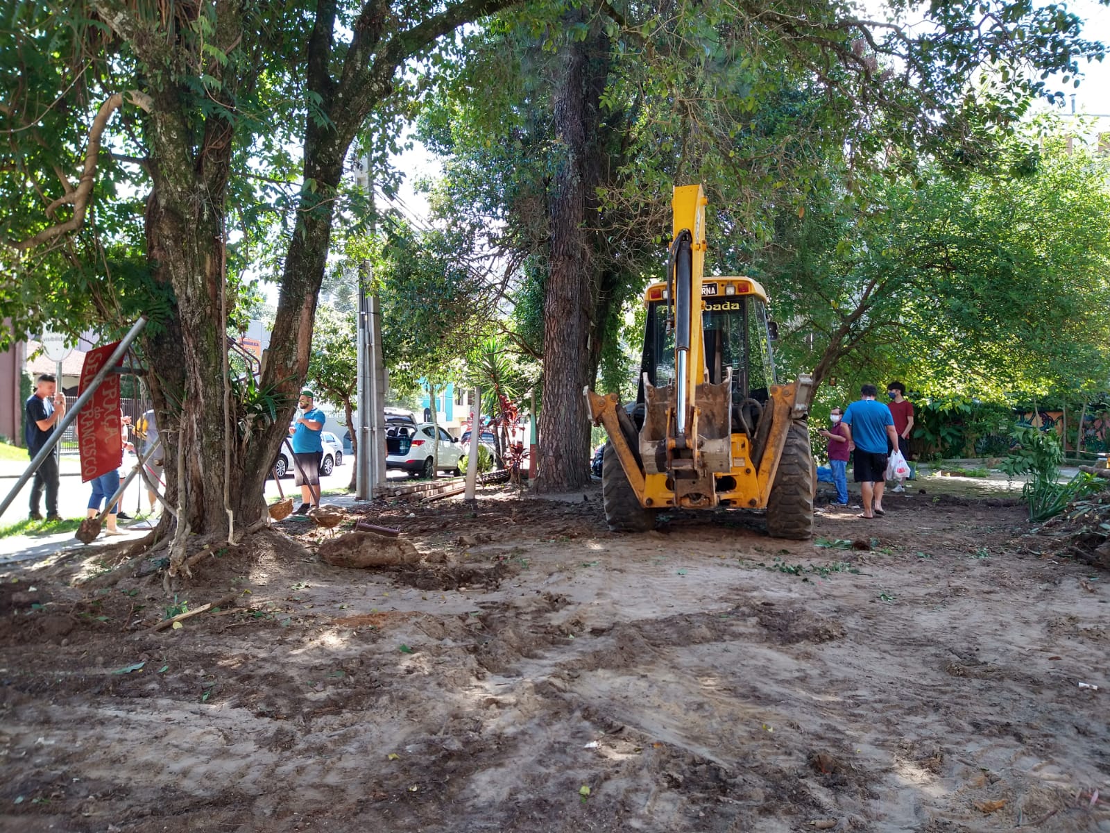 Trator derruba árvores e destrói jardim comunitário na "Praça" Seu Francisco, no Juvevê