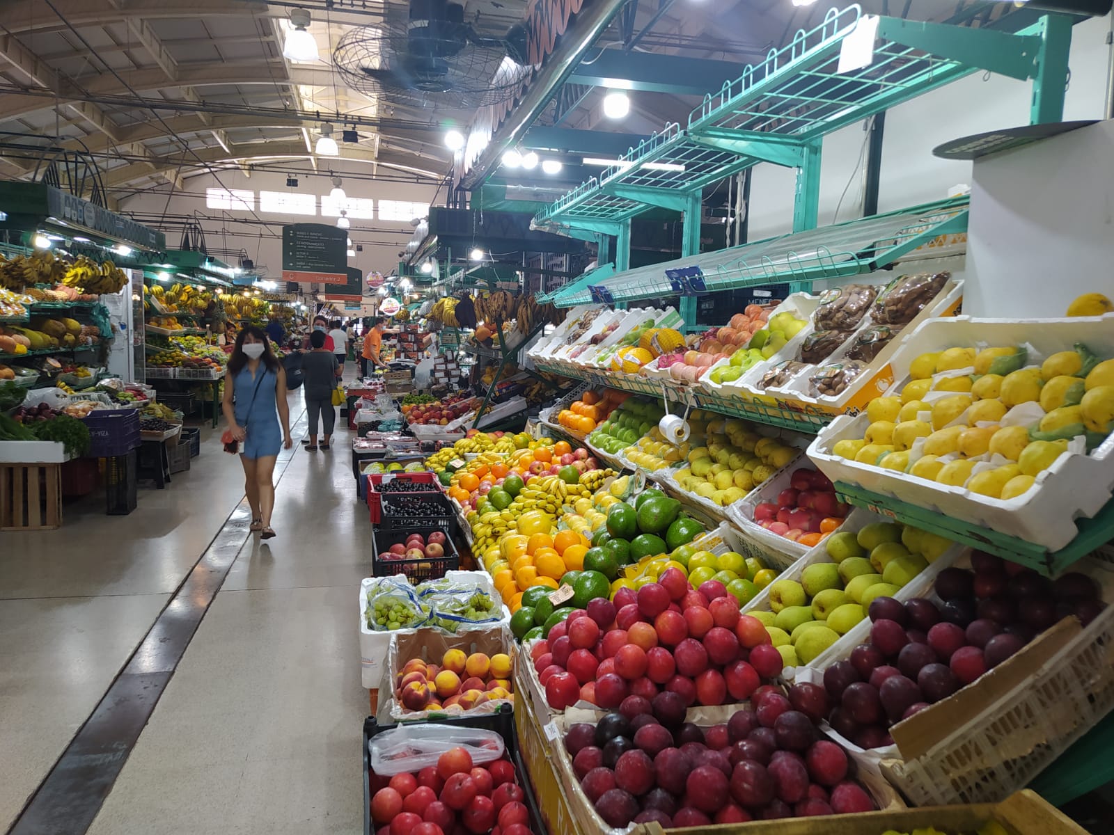 Bancas de hortifrúti do Mercado Municipal de Curitiba escondem preços dos produtos