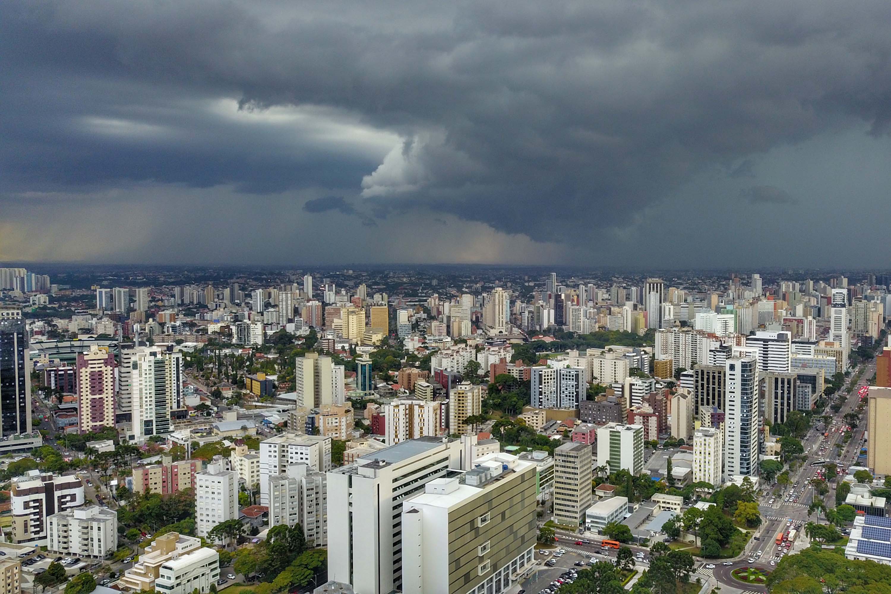 Chuva forte provoca alagamentos em Curitiba; próximos dias serão de instabilidade