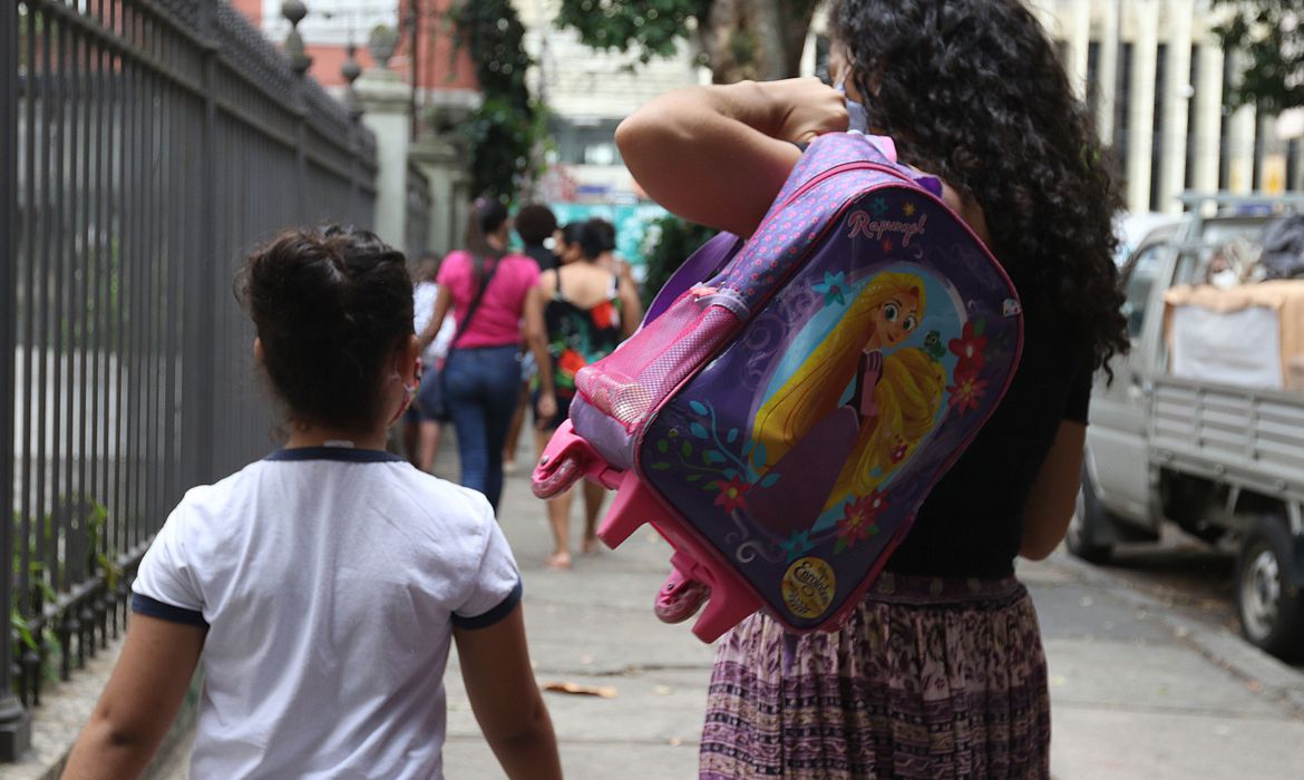 Dois em cada três estudantes precisam de reforço escolar no país
