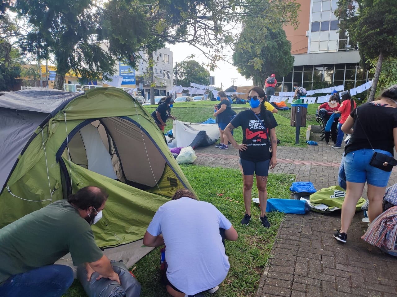 Servidores deixam acampamento em frente à prefeitura de Araucária após reintegração de posse