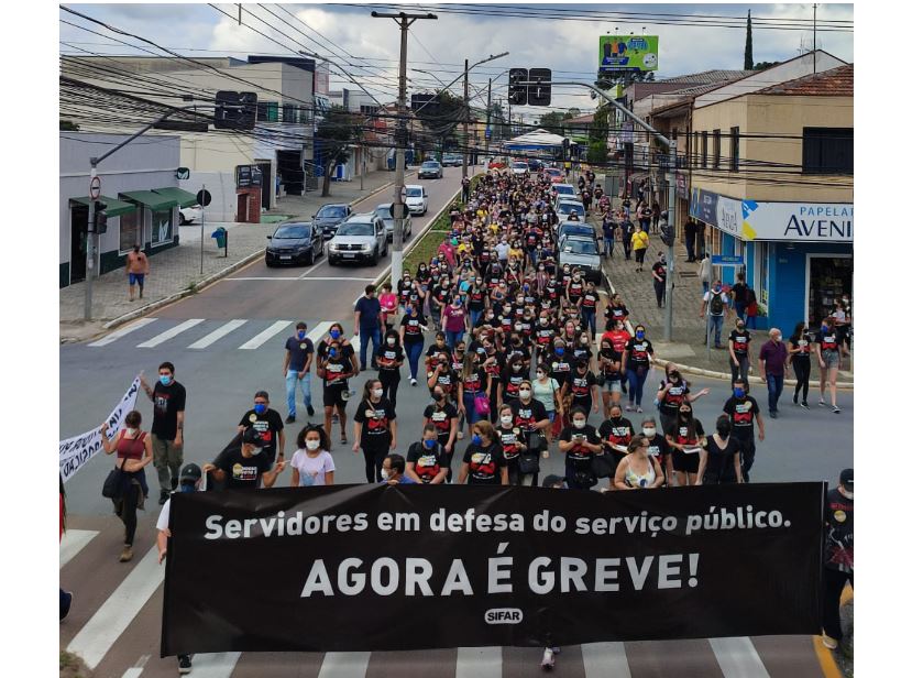 Servidores de Araucária fazem passeata pela cidade em busca de apoio da população