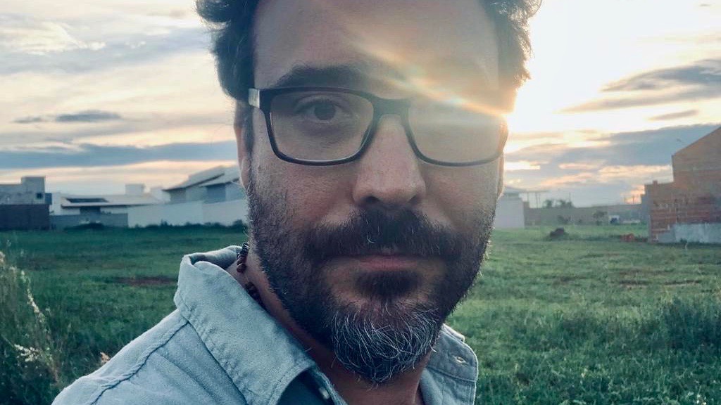 Guilherme Gontijo Flores, maior poeta de sua geração, lança livro fundamental