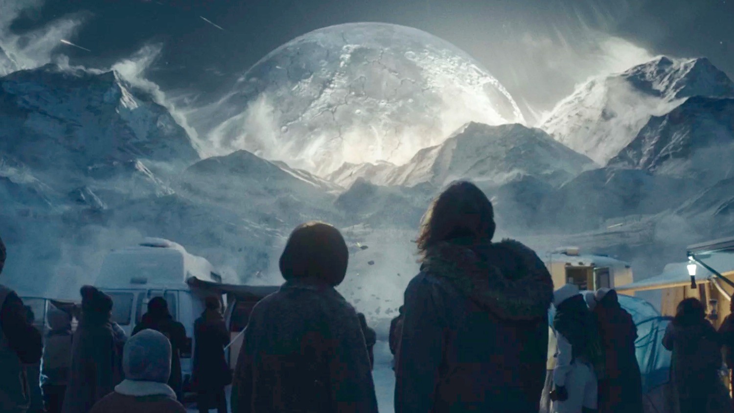 “Moonfall” é tão ruim que chega a ser divertido
