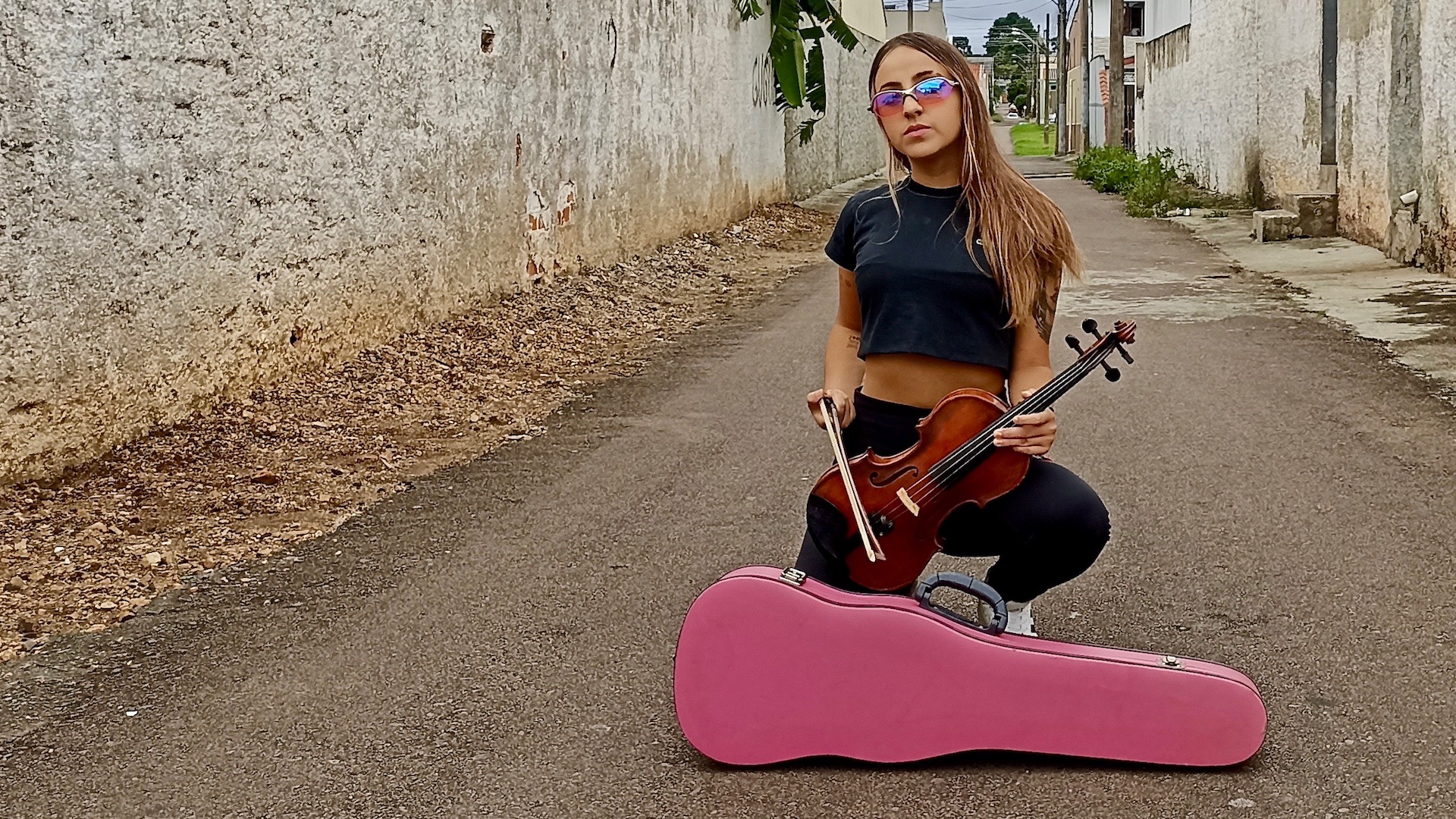Violinista curitibana mistura funk com música clássica e quer “tomar conta de tudo isso”