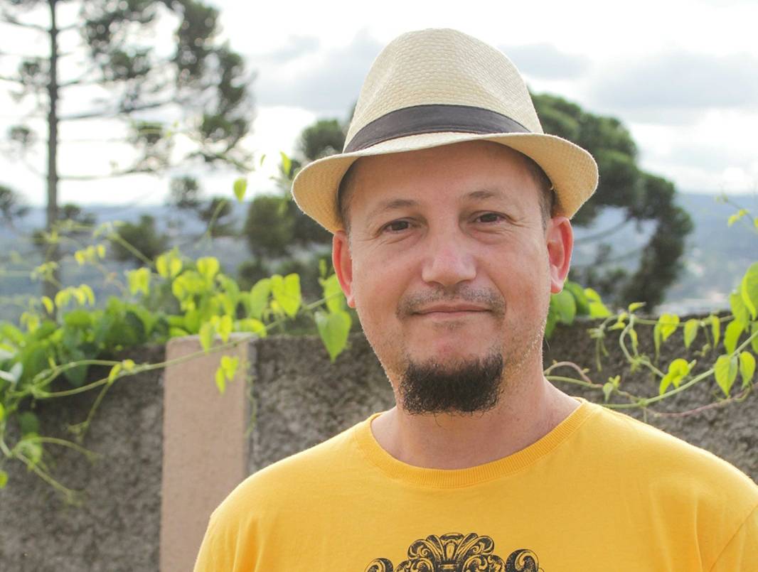 Escritor de Campo Largo se destaca na cena nacional com crônicas bem-humoradas