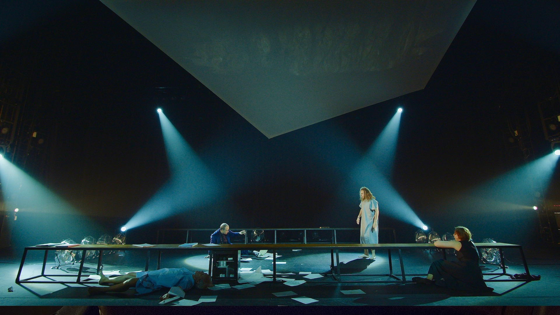 Peça “Angels in America”, da companhia Armazém, soma 5 horas de duração