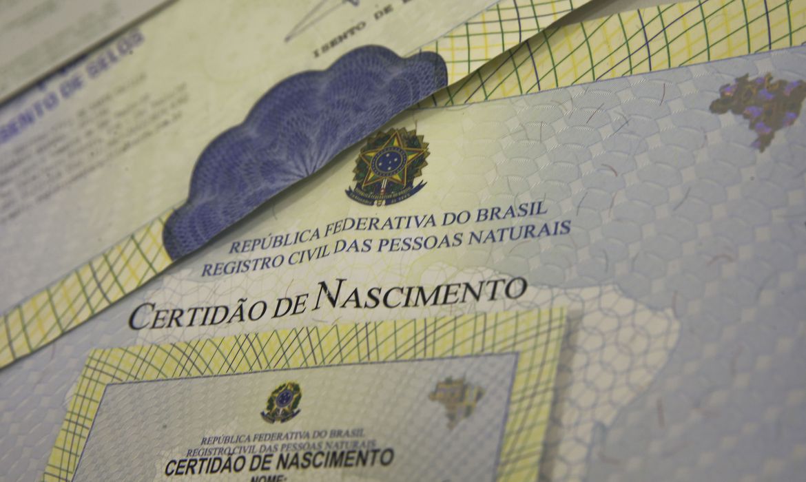 Mutirão quer reduzir número crianças que não têm o nome do pai no registro de nascimento