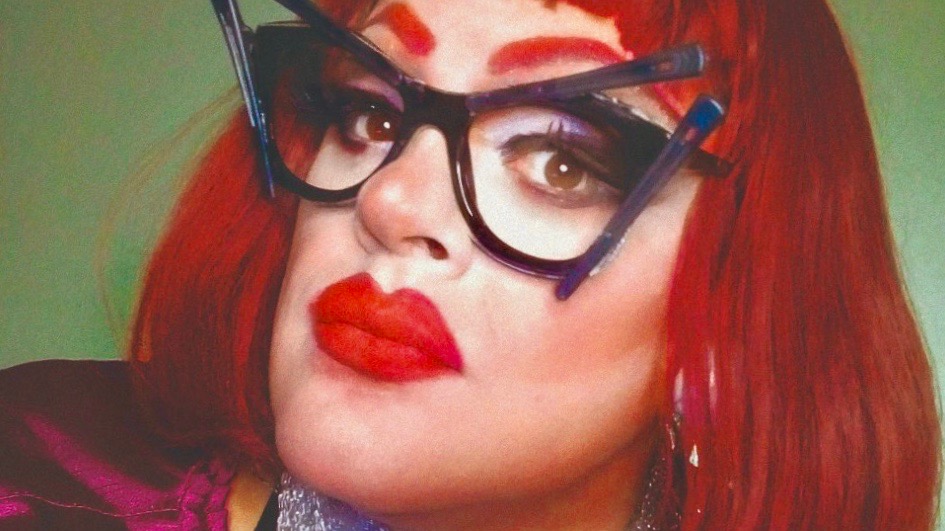 Drag queen conta histórias inéditas da cena noturna em entrevistas divertidas