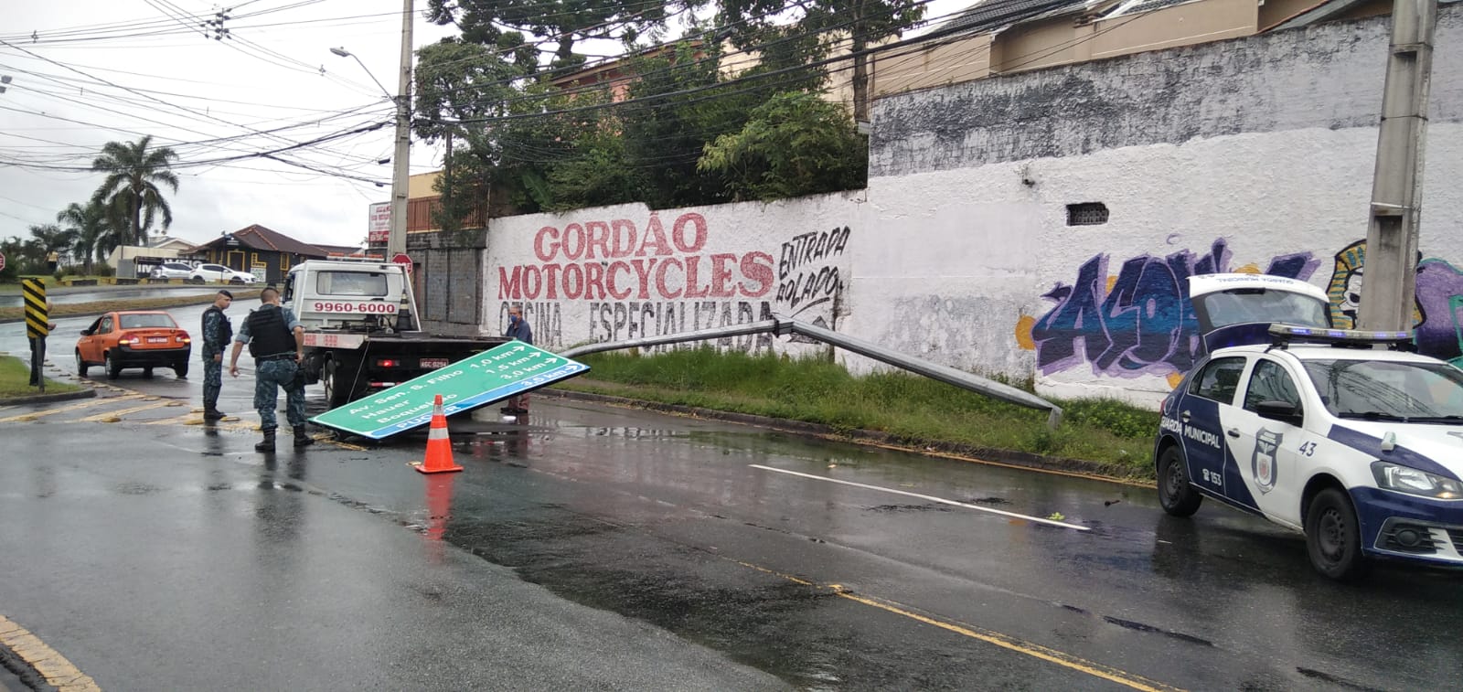 Fortes ventos provocam quedas de árvores e deixam 54 mil residências no escuro em Curitiba