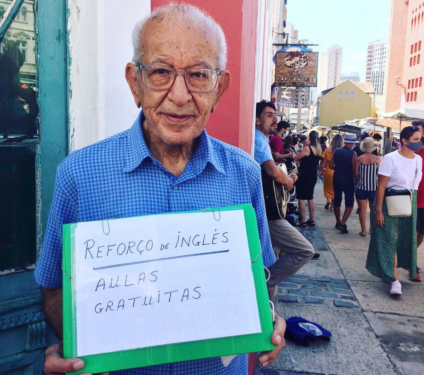 Aposentado de 88 anos oferece aulas gratuitas de inglês: "Quero compartilhar meu conhecimento"