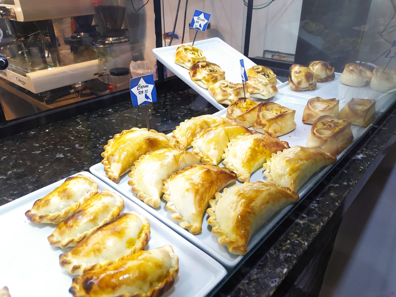 Casal argentino serve empanadas, choripan e bife à milanesa no centro de Curitiba