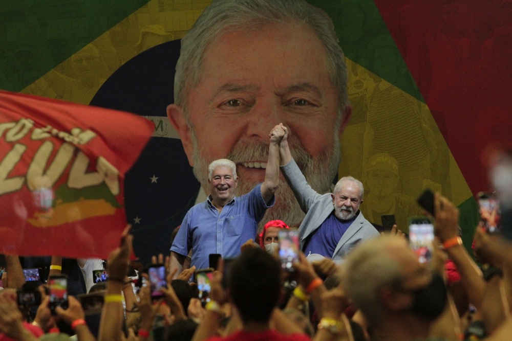 Com a presença de Lula, Requião se filia ao PT e promete "escorraçar a canalhada"