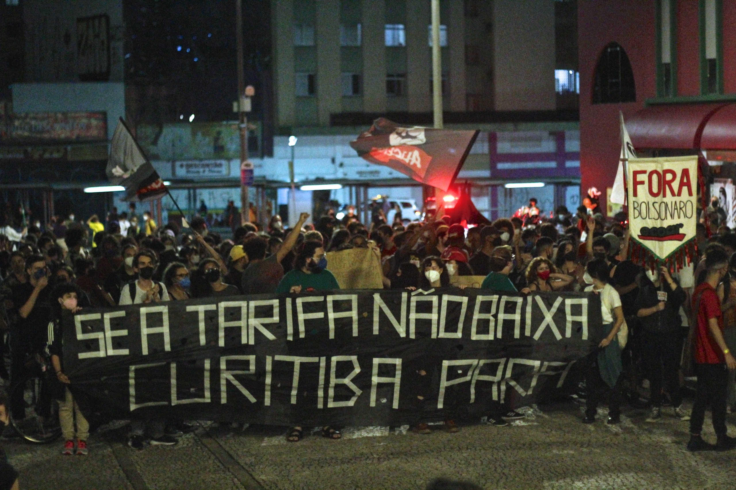 Manifestantes protestam contra aumento da passagem de ônibus em Curitiba