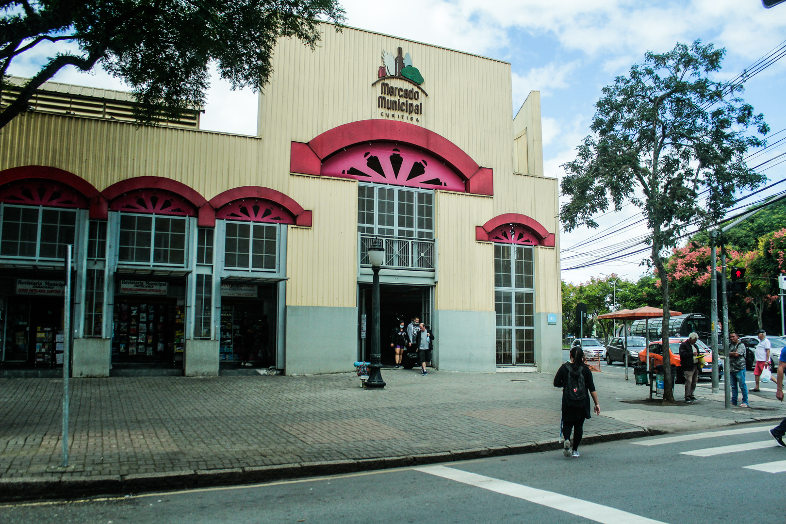 Comerciantes do Mercado Municipal expõem preços nas gôndolas após ação do Procon