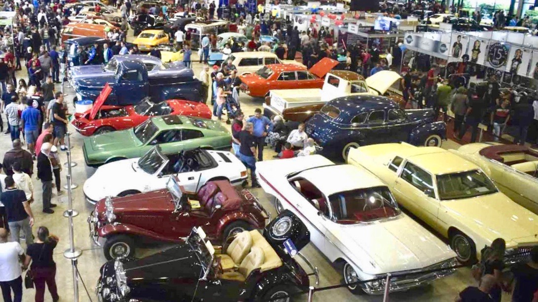 Feira Old & Low Car leva carros antigos e customizados para o Parque Barigui
