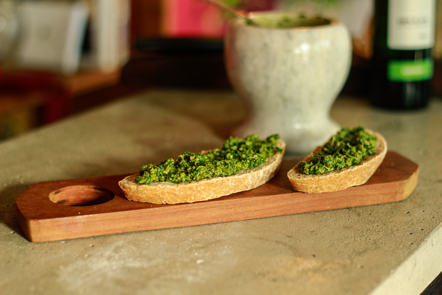 Como fazer pesto de manjericão: vídeo ensina a receita tradicional passo a passo