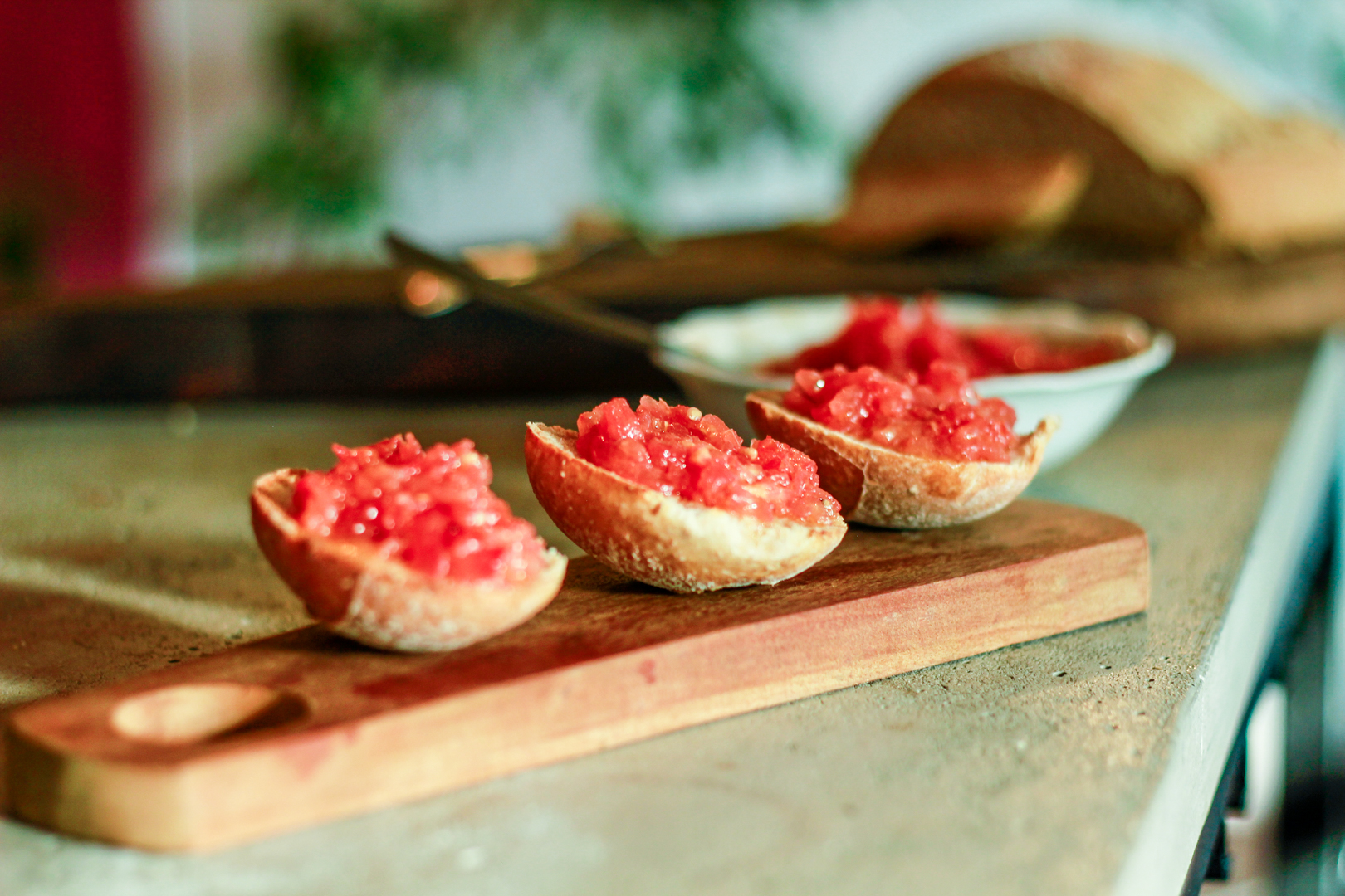 Receita de pan tumaca: vídeo ensina preparo do antepasto espanhol à base de tomate