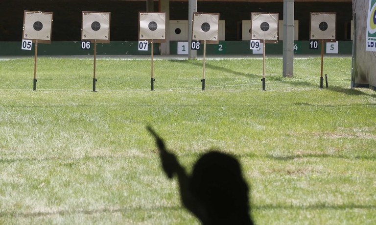 Projetos ignoram União e podem garantir porte irrestrito a atiradores esportivos no PR