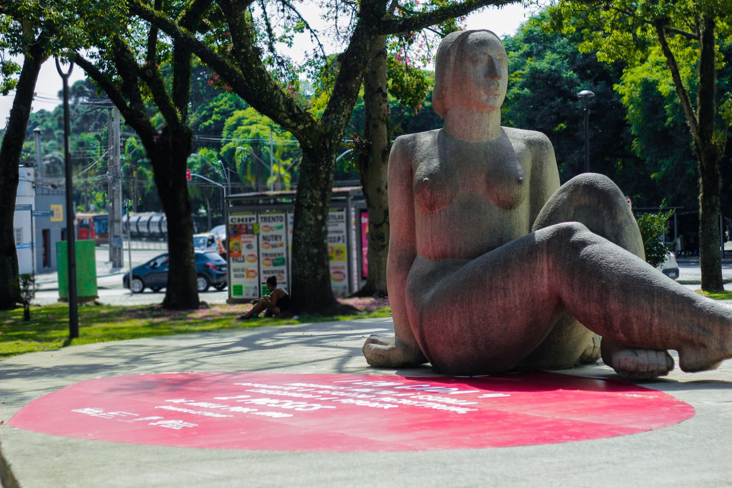 Intervenção na Praça 19 de Dezembro chama a atenção para a importância dos cuidados com o ciclo menstrual