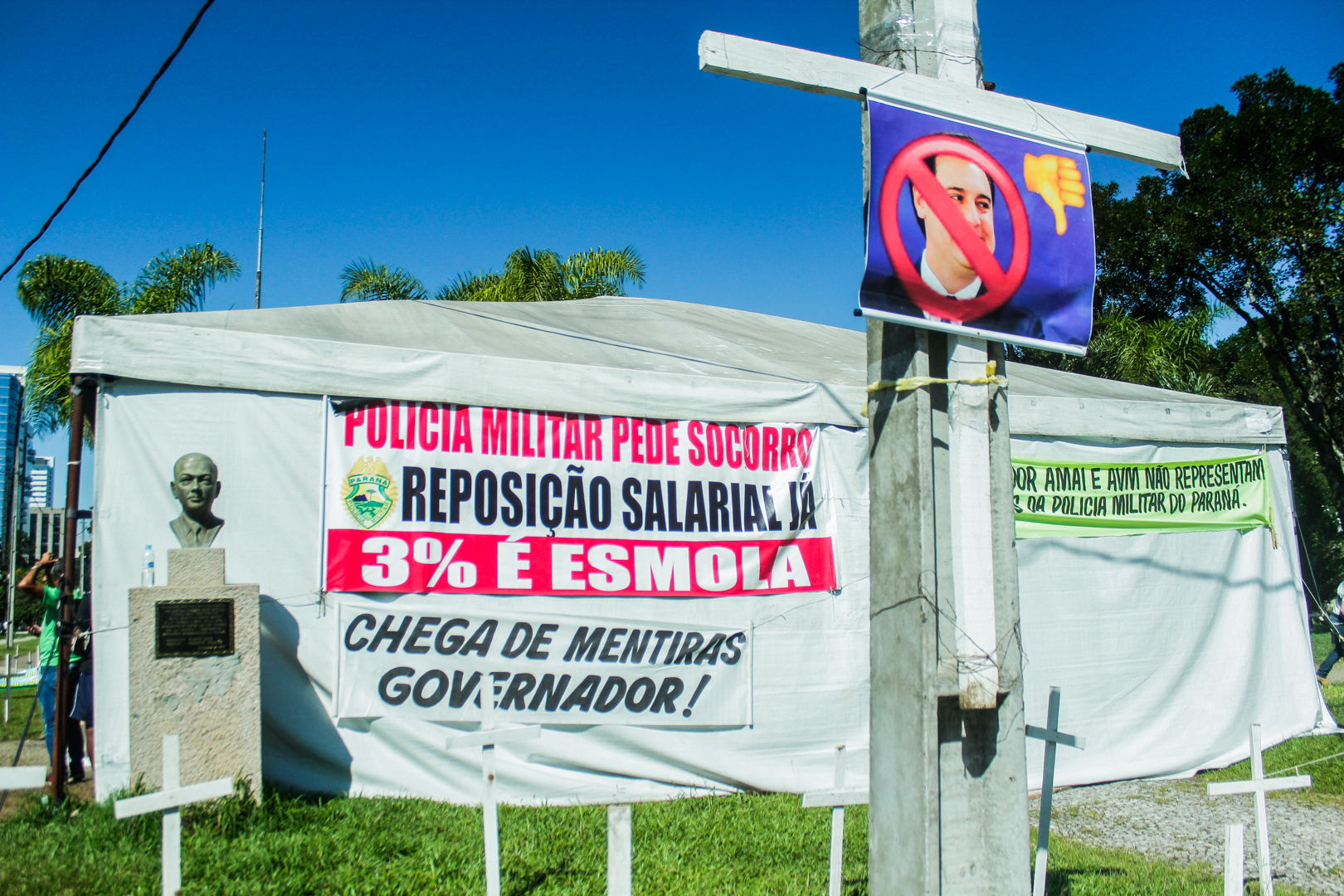 Insatisfeitos com proposta do governo, PMs dizem que vão manter vigília em frente ao Palácio Iguaçu até outubro