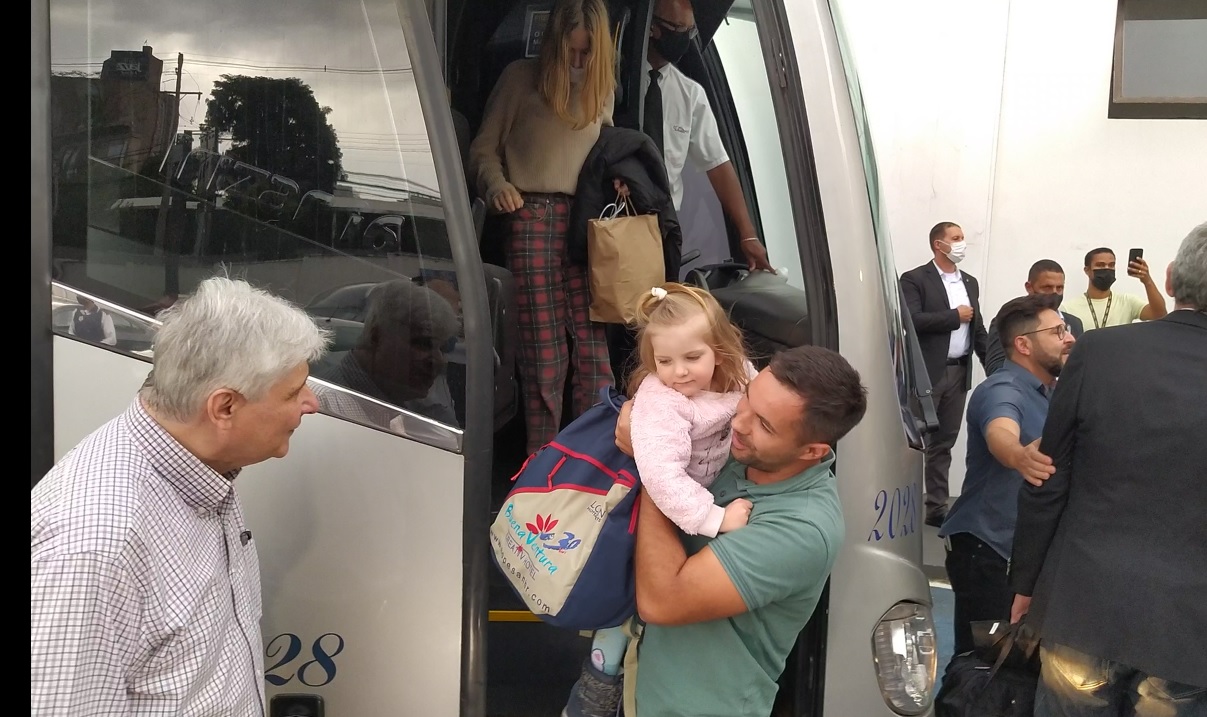 Igreja de Curitiba acolhe 29 refugiados de guerra ucranianos; veja vídeo da chegada