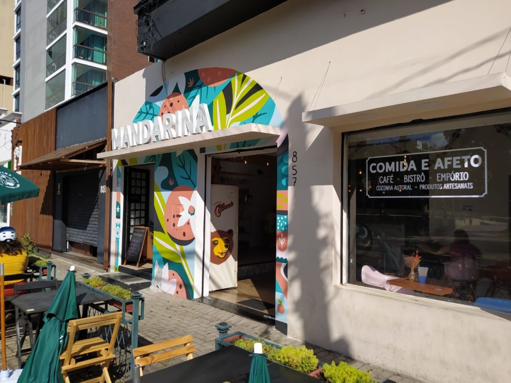 fachada do restaurante Mandarina na praça 29 de março em Curitiba